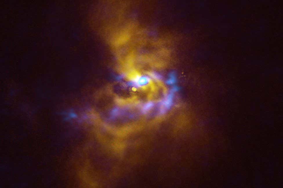 Young star V960 Mon with its long spiral arms